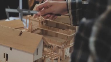 Tahta bir oyuncak uçağı tutan bir adamın elini yakın çekim.