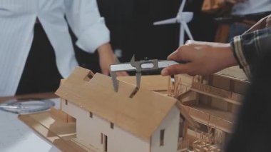 Bir eli kalemle kapat.