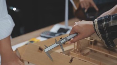 Yakın plan - erkek eli ahşap bir model tutuyor