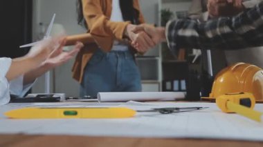 İnşaat alanında proje üzerinde çalışan mimar mühendisi, seçici odaklı