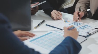 İş ekibi ofiste toplanıyor.