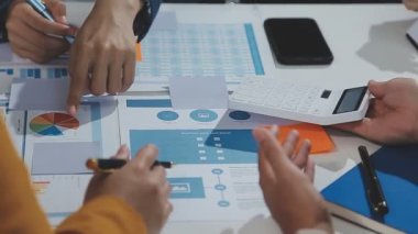 İş adamı dizüstü bilgisayarda çalışıyor ve masadaki mali raporu analiz ediyor. iş ve finans kavramı