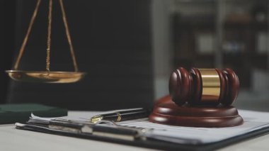 Adalet ve hukuk kavramı, tokmak, kitap, yargıç tokmak