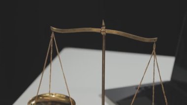 Adaletin altın pulları ve beyaz arkaplandaki yargıçlar