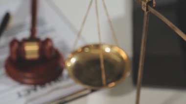 Altın pullar ve ahşap tokmak