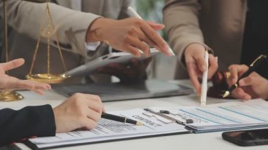 Bir grup iş adamı bir sözleşme tartışıyor ve planlıyor