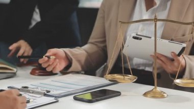 Belgelerle çalışan avukat