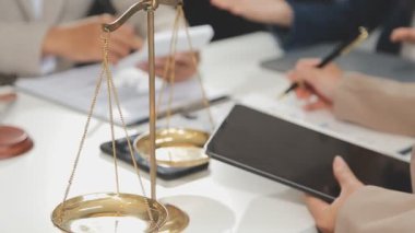 Tablet bilgisayarla çalışan işadamlarının kapatılması