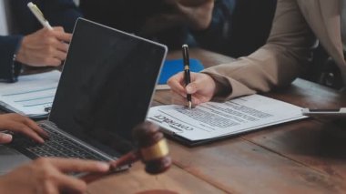 Ofiste çalışan iş adamları