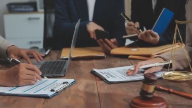 Avukat, müvekkili ile birlikte çalışıyor..