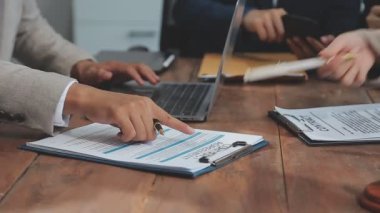 Ofiste çalışan iş adamı ve avukat.