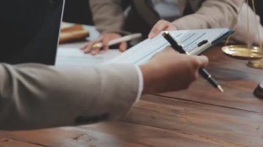 İş kadını elle imzalama sözleşmesi.