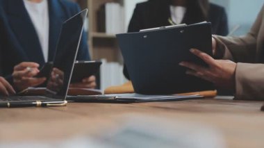 Modern ofiste dizüstü bilgisayarlar üzerinde çalışan iş ekibi.