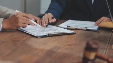 İşadamı ofisinde sözleşme imzalıyor, iş konsepti.