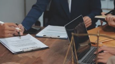 iş insanları tartışarak yeni proje