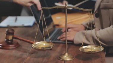 Hakim tokmak arka planda hukuk kitabıyla