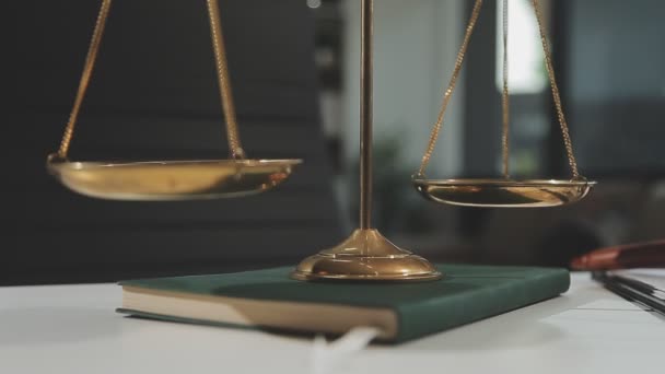 Yargı Tokmağı Tokmak Ölçü Ile Hukuk Teması Hukuk Kitapları Mahkeme — Stok video