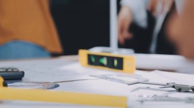 Mühendis atölyede mezura tutuyor..