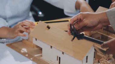 Tahta oyuncaklarla oynayan gençlere yakın durun.