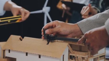 Ev modeli olan genç çift.