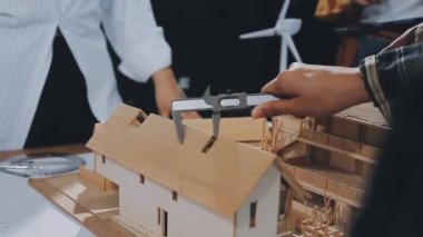 Ev modeli, erkek ve kadın eli ile emlak kavramı.