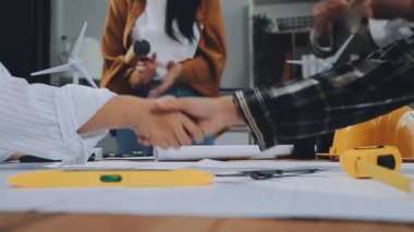 Genç mimar ofiste planla çalışıyor.