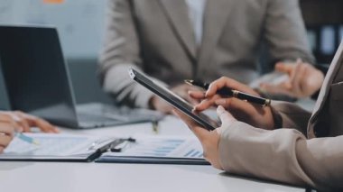 mali çizelgeleri tartışırken iş takım