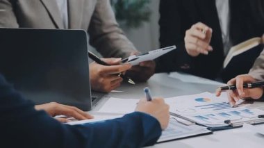 İş adamları toplantıyı tartışıyor