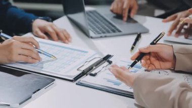 İş adamları ofiste buluşuyor. takım çalışması konsepti.