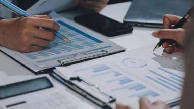 İşadamı, ofiste dizüstü bilgisayar ve belgelerle çalışıyor. finansal ve analiz kavramı