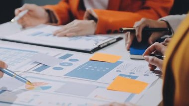 İş adamları yeni iş projesini tartışıyor