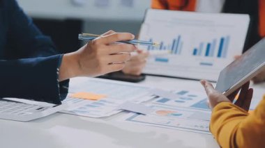 İşletme ekibi ofiste masabaşında mali planı tartışıyor. Modern ofiste dizüstü bilgisayarla çalışan konsept iş adamları.