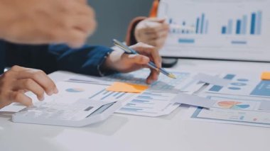 Ekonomik veriler ve rapor grafikleriyle beyin fırtınası yapıp tartışıyorlar. Takım çalışması çalışma konsepti.