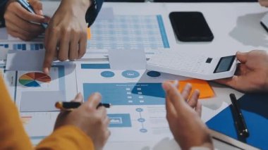 Grup iş adamları mali plan tartışıyor