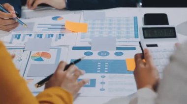 Bir grup genç ofiste iş planlarını tartışıyor.