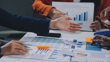 Ekonomik veriler ve rapor grafikleriyle beyin fırtınası yapıp tartışıyorlar. Takım çalışması çalışma konsepti.