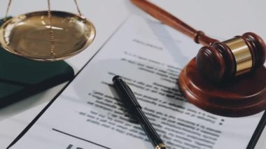 Yargıç Tokmak ve belgeler masada.