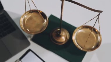 Masanın üzerinde ölçekler