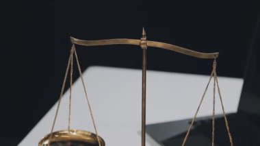 Adalet kavramı. Hukuk ve adalet kavramı. Masada kitaplarla birlikte yasal tokmak var. Hukuk sistemi.