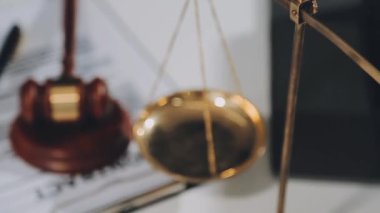 Masanın üzerinde altın sikkeler olan teraziler, kapatın.