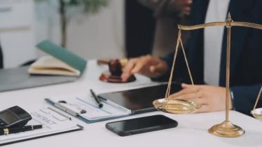 Masada teraziler ve belgelerle çalışan bir avukat.