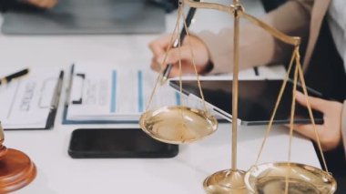 Yargıç Tokmak ve avukatlar ofiste çalışıyor..