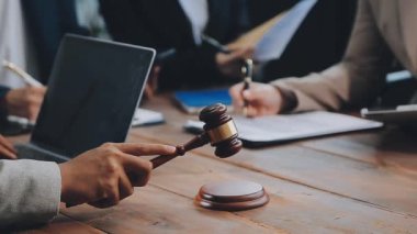 Avukat ya da yargıç tokmak ve müvekkili ofis masasında yargılamak