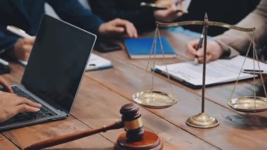 İş ekibi dizüstü bilgisayarda çalışıyor ve belgeleri tartışıyor