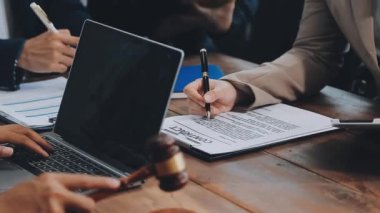 İş adamları, iş yerindeki modern ofiste dizüstü bilgisayarla ve tahtadan masalı bilinmeyen işadamıyla görüştüler ve tartıştılar.