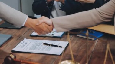 İş tokalaşması. Ofisteki bir görüşmeden sonra iki işadamı el sıkışıyor. İşbirliği ve ortaklık kavramı