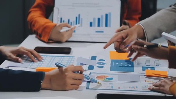Молодые Азиатские Бизнесмены Работают Офисе Обсуждают Анализируют Финансовые Диаграммы — стоковое видео