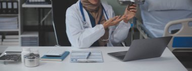 Beyaz önlüklü doktor elinde ilaç şişesiyle hastaya internetten ilaç yazıyormuş. Aile terapisti kaliteli ilaçlar öneriyor. Sağlık, tedavi kavramı