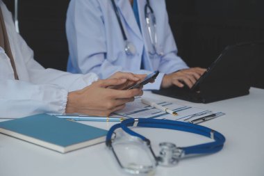 Doktor toplantı sırasında teşhisi tartışıyor. Bir grup doktor iş yerinde iş meselelerini tartışıyor. Tıbbi ekip hastayla tedavi seçeneklerini tartışıyor..