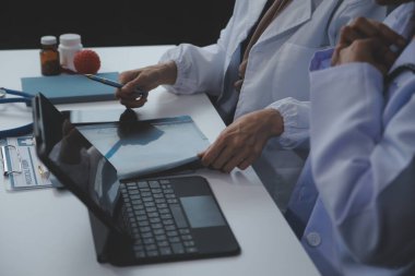 Doktor toplantı sırasında teşhisi tartışıyor. Bir grup doktor iş yerinde iş meselelerini tartışıyor. Tıbbi ekip hastayla tedavi seçeneklerini tartışıyor..